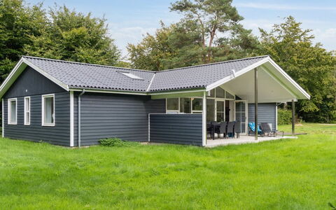 Gisl - 1.3Km from the Sea: Meubilair, Interieur Ontwerp, Flooring, Hout, Verdieping, Plafond, Houten Vloer, Stoel, Tafel, Verlichting