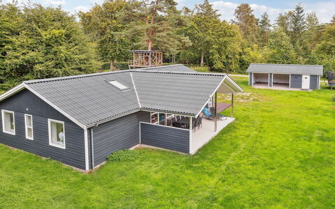 Gisl - 1.3Km from the Sea: Meubilair, Interieur Ontwerp, Flooring, Hout, Verdieping, Plafond, Houten Vloer, Stoel, Tafel, Verlichting