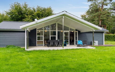 Gisl - 1.3Km from the Sea: Meubilair, Interieur Ontwerp, Flooring, Hout, Verdieping, Plafond, Houten Vloer, Stoel, Tafel, Verlichting