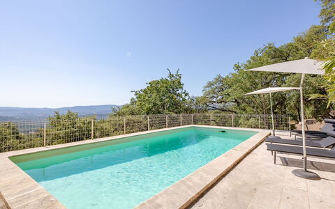 Le Clos D'Estelle: Wolk, Lucht, Tafel, Eigendom, Dag, Tableware, Meubilair, Fabriek, Voedsel, Azure