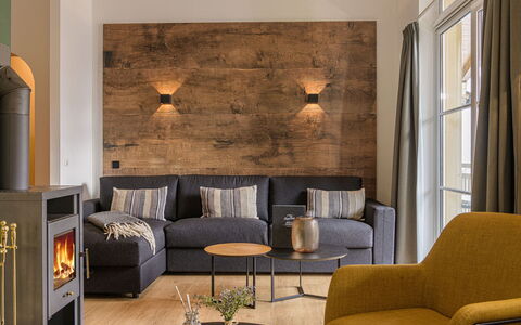 Viehhofen 100: Eigendom, Meubilair, Bankstel, Tafel, Fotolijst, Hout, Interieur Ontwerp, Verlichting, Woonkamer, Comfort