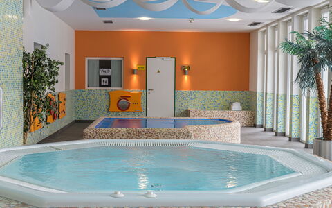 Viehhofen 100: Water, Eigendom, Zwembad, Azure, Verlichting, Schaduw, Interieur Ontwerp, Architectuur, Rechthoek, Aqua