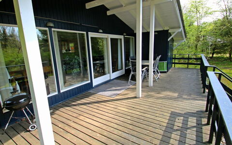Aki - 30Km from the Sea: Hout, Veranda, Houten Vloer, Hardwood, Schaduw, Dek, Plank, Beits, Stoel, Buitenmeubels