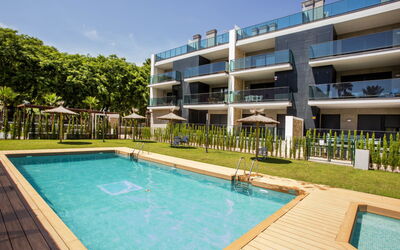 Golden Ray Duplex 106.1: Water, Lucht, Eigendom, Gebouw, Zwembad, Fabriek, Azure, Schaduw, Gras, Boom