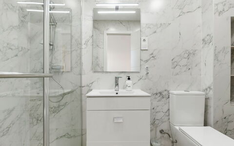 Ines: Eigendom, Spiegel, Cabinetry, Loodgieterswerkinrichting, Product, Kraan, Wastafel, Interieur Ontwerp, Gebouw, Badkamer