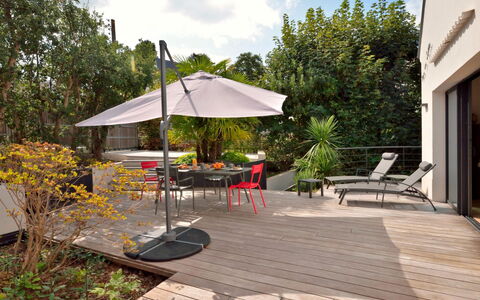 Villa la Rose des Sables: Fabriek, Meubilair, Lucht, Wolk, Paraplu, Schaduw, Tafel, Buitenmeubels, Gebouw, Boom