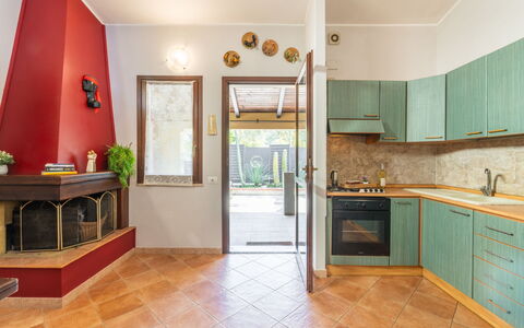 Villasimius 683: Countertop, Cabinetry, Eigendom, Meubilair, Gebouw, Hout, Interieur Ontwerp, Verlichting, Keuken, Tafel