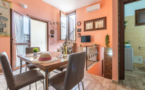 Villasimius 683: Meubilair, Eigendom, Fotolijst, Tafel, Stoel, Hout, Kamerplant, Woonkamer, Flooring, Verdieping