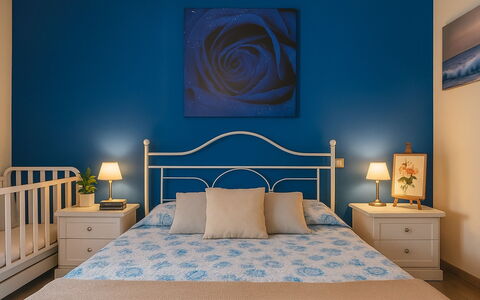 Rifugio a Tisiddu: Meubilair, Blauw, Bed, Interieur Ontwerp, Slaapkamer, Muur, Hout, Bedding, Verdieping, Flooring