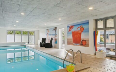 Elaine - 350M from the Sea: Meubilair, Interieur Ontwerp, Flooring, Hout, Verdieping, Plafond, Houten Vloer, Stoel, Tafel, Verlichting