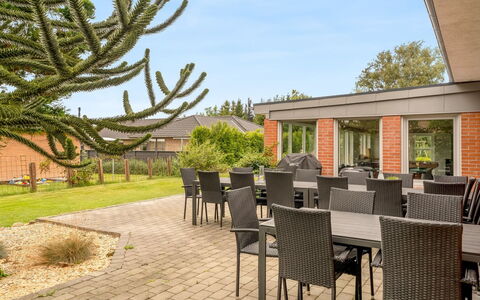 Elaine - 350M from the Sea: Meubilair, Interieur Ontwerp, Flooring, Hout, Verdieping, Plafond, Houten Vloer, Stoel, Tafel, Verlichting