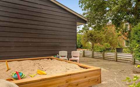 Elaine - 350M from the Sea: Meubilair, Interieur Ontwerp, Flooring, Hout, Verdieping, Plafond, Houten Vloer, Stoel, Tafel, Verlichting