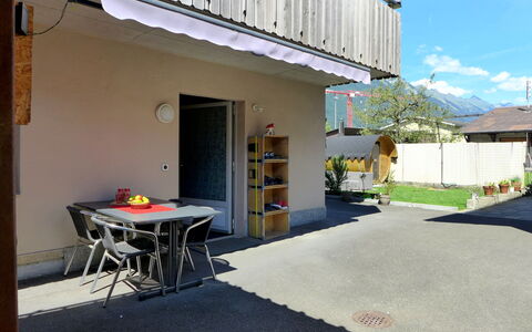 Tilia: Gebouw, Fabriek, Lucht, Schaduw, Wolk, Weg Oppervlak, Tafel, Deur, Hout, Boom