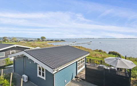 Gyrth - 20M to the Fjord: Blauw, Struik, Verblijf, Groundcover, Tuin, Landgoed, Schaduw, Landscaping, Boerderij, Eco Hotel