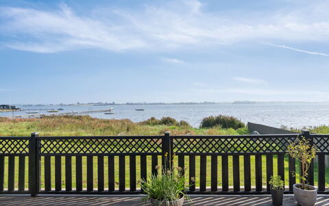 Gyrth - 20M to the Fjord: Blauw, Struik, Verblijf, Groundcover, Tuin, Landgoed, Schaduw, Landscaping, Boerderij, Eco Hotel