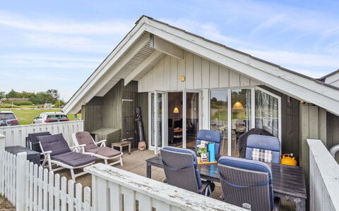 Rohan - 2.2Km from the Sea: Dak, Huis, Huis, Verblijf, Deur, Siding, Dek, Veranda, Plank, Hardwood