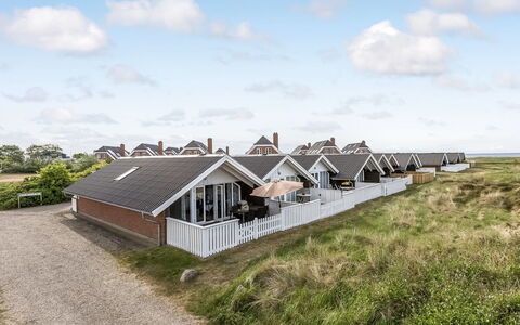 Rohan - 2.2Km from the Sea: Dak, Huis, Huis, Verblijf, Deur, Siding, Dek, Veranda, Plank, Hardwood