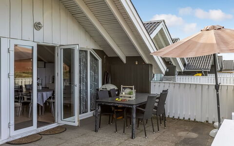 Rohan - 2.2Km from the Sea: Dak, Huis, Huis, Verblijf, Deur, Siding, Dek, Veranda, Plank, Hardwood