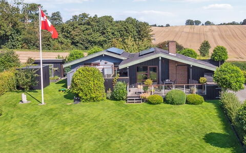 Kerstin - 400M from the Sea: Dak, Huis, Deur, Verblijf, Schaduw, Siding, Werf, Landgoed, Backyard
