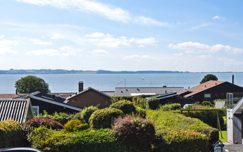Kerstin - 400M from the Sea: Dak, Huis, Deur, Verblijf, Schaduw, Siding, Werf, Landgoed, Backyard