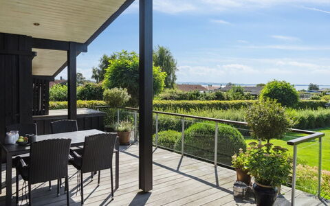 Kerstin - 400M from the Sea: Dak, Huis, Deur, Verblijf, Schaduw, Siding, Werf, Landgoed, Backyard