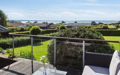 Kerstin - 400M from the Sea: Dak, Huis, Deur, Verblijf, Schaduw, Siding, Werf, Landgoed, Backyard