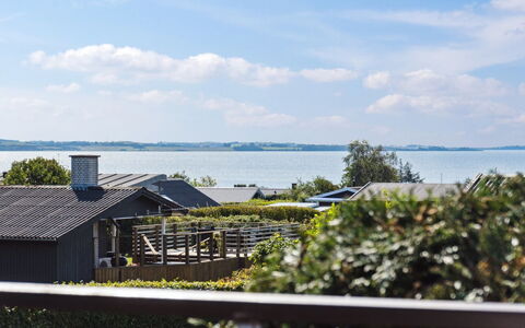 Kerstin - 400M from the Sea: Dak, Huis, Deur, Verblijf, Schaduw, Siding, Werf, Landgoed, Backyard