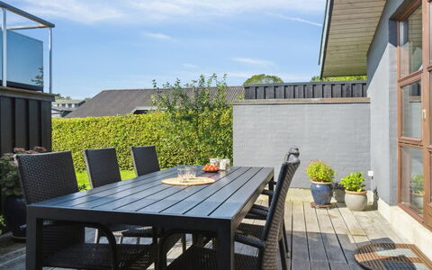 Kerstin - 400M from the Sea: Dak, Huis, Deur, Verblijf, Schaduw, Siding, Werf, Landgoed, Backyard