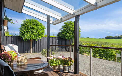 Kerstin - 400M from the Sea: Dak, Huis, Deur, Verblijf, Schaduw, Siding, Werf, Landgoed, Backyard