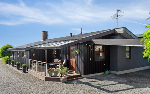 Kerstin - 400M from the Sea: Dak, Huis, Deur, Verblijf, Schaduw, Siding, Werf, Landgoed, Backyard