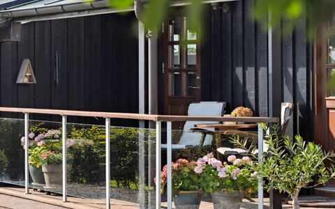 Kerstin - 400M from the Sea: Dak, Huis, Deur, Verblijf, Schaduw, Siding, Werf, Landgoed, Backyard