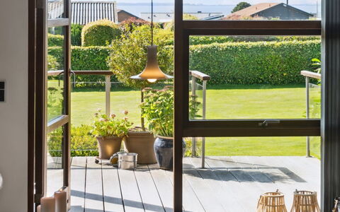 Kerstin - 400M from the Sea: Dak, Huis, Deur, Verblijf, Schaduw, Siding, Werf, Landgoed, Backyard