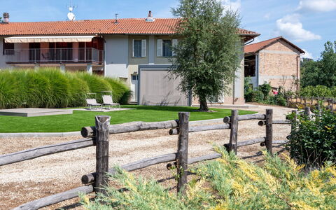 Cascina Basan: Fabriek, Lucht, Gebouw, Eigendom, Venster, Huis, Wolk, Land Lot, Vegetation, Boom