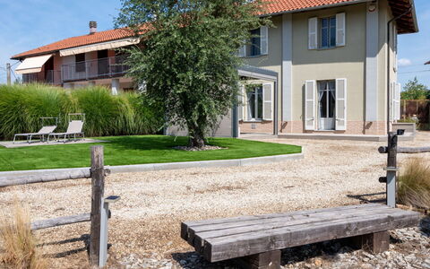 Cascina Basan: Fabriek, Lucht, Gebouw, Eigendom, Venster, Huis, Openluchtbank, Boom, Hout, Land Lot