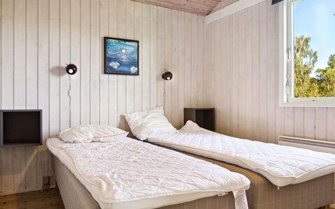 Henryk - 350M from the Sea: Slaapkamer, Bed, Hout, Verdieping, Flooring, Laken, Bedding, Meubilair, Interieur Ontwerp, Bed Frame