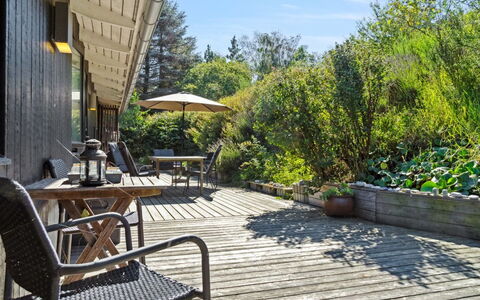 Henryk - 350M from the Sea: Hout, Struik, Buitenmeubels, Meubilair, Veranda, Schaduw, Dek, Buitentafel, Groundcover