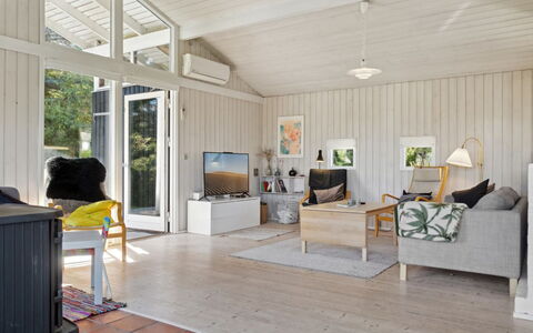 Henryk - 350M from the Sea: Flooring, Hout, Interieur Ontwerp, Verdieping, Plafond, Houten Vloer, Meubilair, Woonkamer, Huis, Kamer