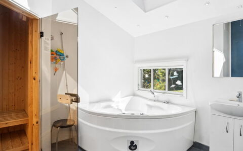Henryk - 350M from the Sea: Interieur Ontwerp, Loodgieterswerkinrichting, Bad, Badkamer, Flooring, Plafond, Verdieping, Loodgieter, Kraan, Verlichting