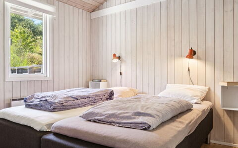 Henryk - 350M from the Sea: Slaapkamer, Bed, Laken, Hout, Bedding, Interieur Ontwerp, Plafond, Verdieping, Meubilair, Bed Frame