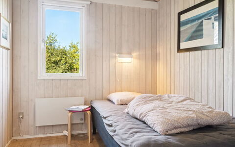 Henryk - 350M from the Sea: Slaapkamer, Hout, Bed, Laken, Flooring, Verdieping, Bedding, Interieur Ontwerp, Plafond, Huis