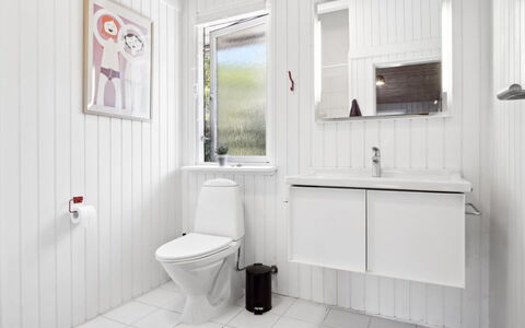 Henryk - 350M from the Sea: Huis, Verdieping, Loodgieterswerkinrichting, Loodgieter, Wastafel, Toilet, Badkamer, Ontwerp, Hardwood, Beits