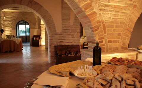 Villa Assisi: Voedsel, Tableware, Interieur Ontwerp, Tafel, Gebouw, Hout, Kamerplant, Keuken, Bankstel, Bord