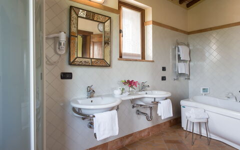 Villa Assisi: Spiegel, Kraan, Wastafel, Loodgieterswerkinrichting, Eigendom, Wastafel In De Badkamer, Gebouw, Bad, Badkamer, Purper
