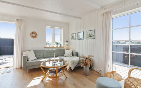 Sanni - 225M from the Sea: Flooring, Verdieping, Hout, Interieur Ontwerp, Houten Vloer, Meubilair, Bankstel, Appartement, Huis, Woonkamer