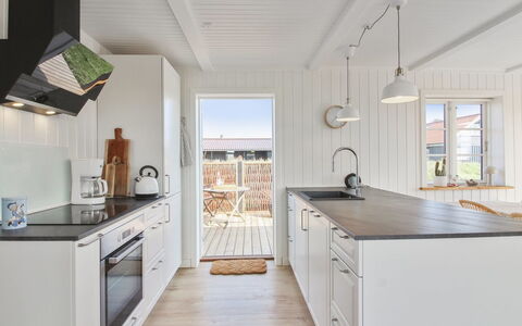 Sanni - 225M from the Sea: Hout, Flooring, Keuken, Huis, Verdieping, Countertop, Houten Vloer, Hardwood, Plank, Cabinetry