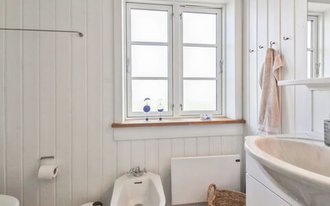 Sanni - 225M from the Sea: Badkamer, Loodgieterswerkinrichting, Muur, Flooring, Hout, Verdieping, Interieur Ontwerp, Toilet, Kraan, Wc Bril
