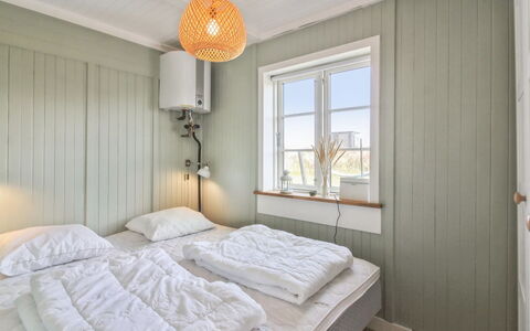 Sanni - 225M from the Sea: Muur, Slaapkamer, Hout, Bed, Interieur Ontwerp, Plafond, Verdieping, Flooring, Meubilair, Bedding