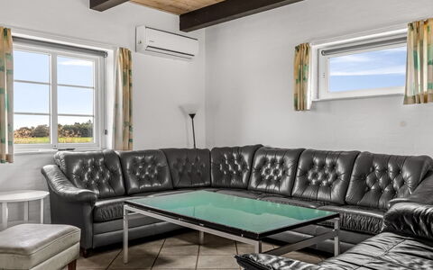Haralde: Meubilair, Flooring, Interieur Ontwerp, Verdieping, Bankstel, Tafel, Huis, Kamer, Woonkamer, Plafond