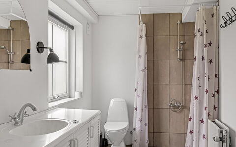 Haralde: Loodgieterswerkinrichting, Badkamer, Muur, Interieur Ontwerp, Flooring, Verdieping, Wastafel, Plafond, Loodgieter, Toilet