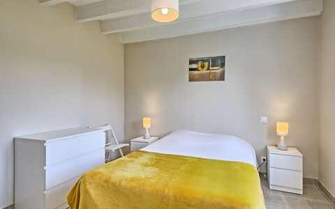 Les Agapanthes: Meubilair, Gebouw, Comfort, Hout, Textiel, Verlichting, Geel, Interieur Ontwerp, Architectuur
